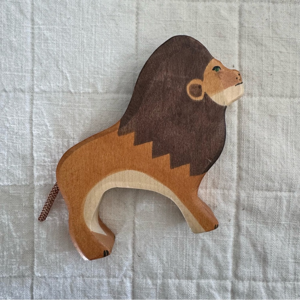 Holztiger Lion
